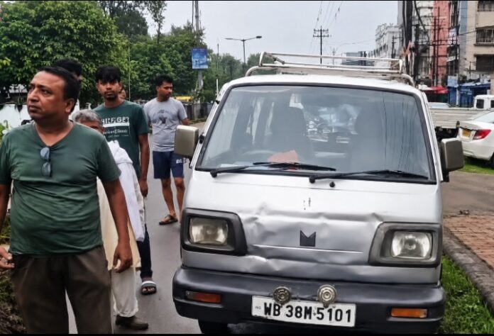 वैन एक्सीडेंट के बाद खड़े लोग