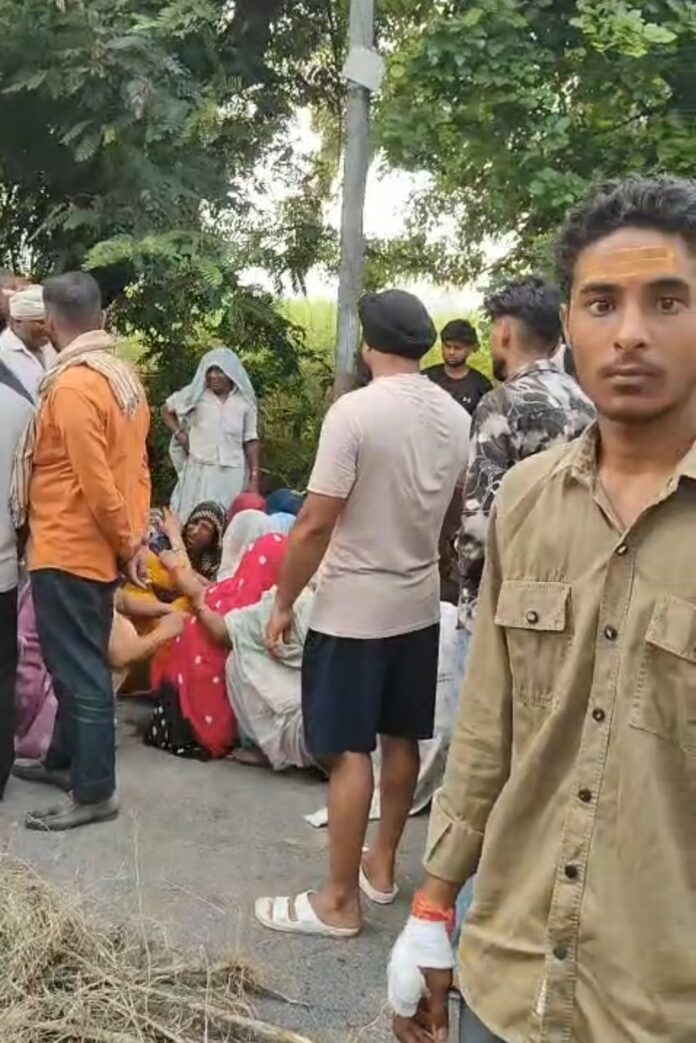 दुर्घटना स्थल पर परिवार व ग्रामीण