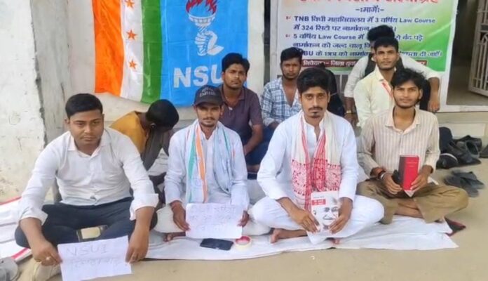 धरना देते छात्र धरना देते छात्र
