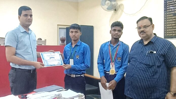 डीएम छात्र सम्मानित करते हुए डीएम छात्र सम्मानित करते हुए