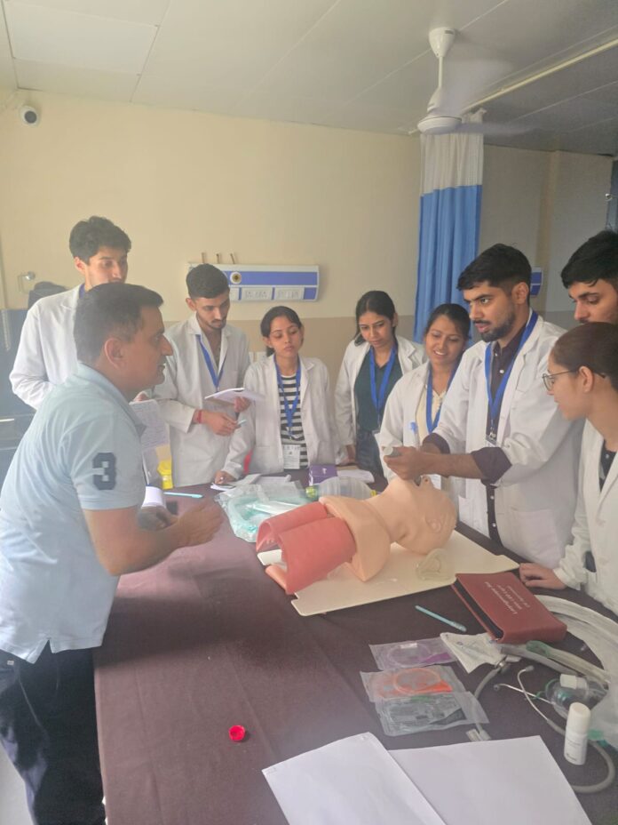 टांडा मेडिकल कॉलेज प्रशिक्षण शिविर चिकित्सा स्टाफ
