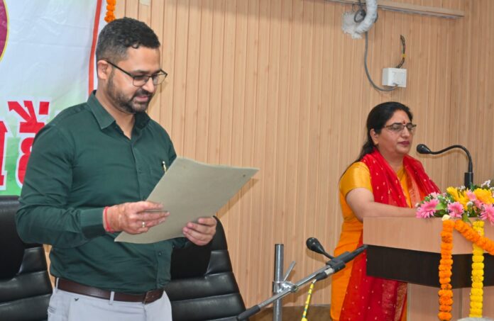 शपथ ग्रहण करते हुए मेयर सुमन ठाकुर शपथ ग्रहण करते हुए मेयर सुमन ठाकुर