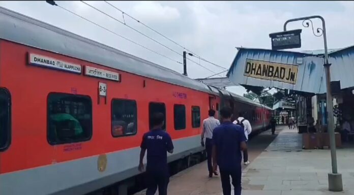धनबाद ट्रेन हादसा फोटो