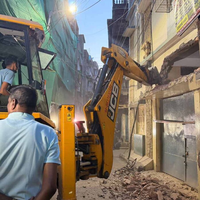 कोलकाता में बुलडोजर एक्शन का वीडियो कोलकाता में बुलडोजर एक्शन का वीडियो