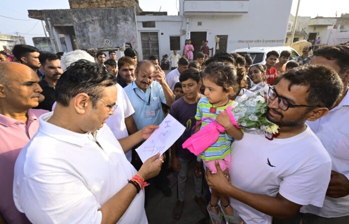 सीएम प्रार्थना पत्र देखते हैं सीएम प्रार्थना पत्र देखते हैं