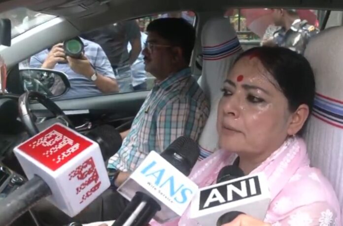 कोलकाता वृक्षारोपण कार्यक्रम के बाद पत्रकारों से मुखातिब अग्निमित्रा पॉल कोलकाता वृक्षारोपण कार्यक्रम के बाद पत्रकारों से मुखातिब अग्निमित्रा पॉल
