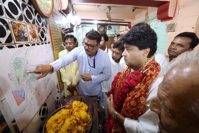 सिंधिया मंदिर पुनर्विकास कार्यों का निरीक्षण करते हुए सिंधिया मंदिर पुनर्विकास कार्यों का निरीक्षण करते हुए