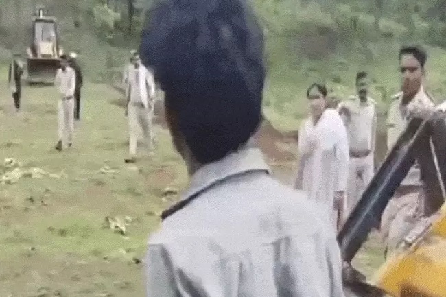 चोरल रेंज जंगल में वन विभाग की टीम पर हमला हुआ चोरल रेंज जंगल में वन विभाग की टीम पर हमला हुआ