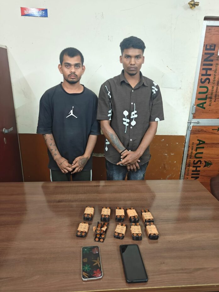 प्रतिबंधित नशीली टेबलेट के साथ पुलिस प्रतिबंधित नशीली टेबलेट के साथ पुलिस
