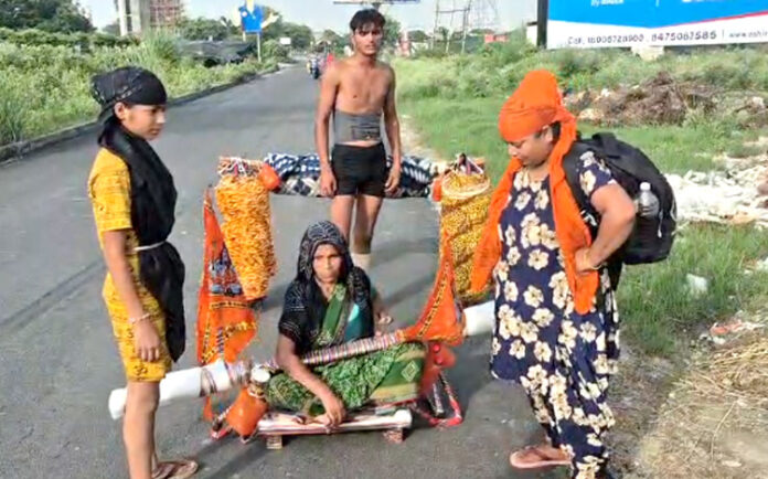 सास को कांवड में ले जाते हुए एक भक्त सास को कांवड में ले जाते हुए एक भक्त