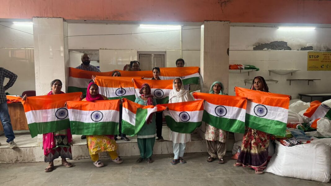 स्वयं सहायता समूहों द्वारा तैयार किए गए राष्ट्रीय ध्वज का महत्व स्वयं सहायता समूहों द्वारा राष्ट्रीय ध्वज