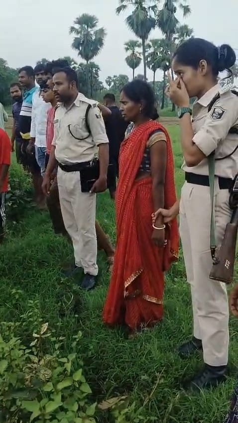 लाश जब्त करती पुलिस, जांच जारी लाश जब्त करती पुलिस, जांच जारी