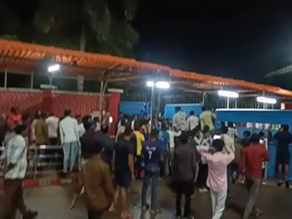 परिवार का आक्रोशित प्रदर्शन परिवार का आक्रोशित प्रदर्शन