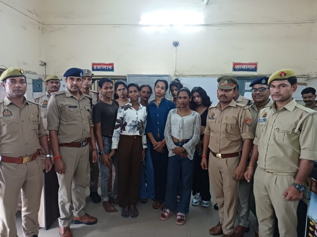 पुलिस की गिरफ्त में आरोपित किन्नरों का छायाचित्र की जांच जारी पुलिस की गिरफ्त में आरोपित किन्नरों का छायाचित्र