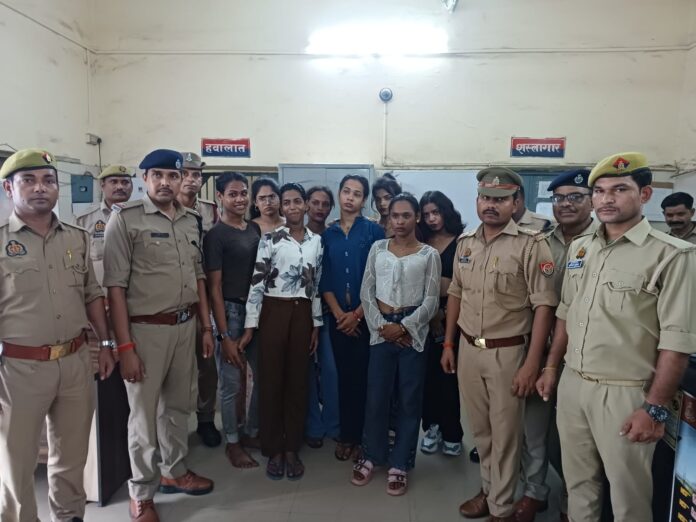 पुलिस की गिरफ्त में आरोपित किन्नरों का छायाचित्र पुलिस की गिरफ्त में आरोपित किन्नरों का छायाचित्र
