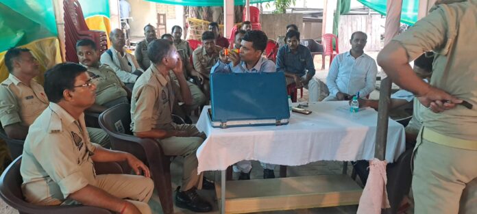 पुलिस कैम्प का आयोजन और पुलिसकर्मियों की तैयारी पुलिस कैम्प का आयोजन और पुलिसकर्मियों की तैयारी