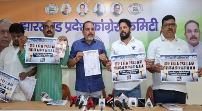 प्रेस वार्ता में प्रदीप यादव सहित अन्य लोग