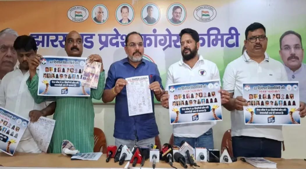 प्रेस वार्ता में प्रदीप यादव सहित अन्य विशिष्ट लोगों की चर्चा प्रेस वार्ता में प्रदीप यादव सहित अन्य लोग