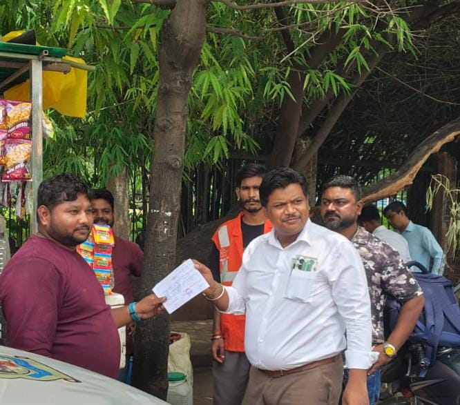 जबलपुर : सुरक्षित शैक्षणिक माहौल के लिए स्कूलों के पास से हटाये गए नशीले पदार्थ बेचने वाले टपरे और ठेले जबलपुर में स्कूलों के पास नशीले पदार्थ बेचने वाले ठेले