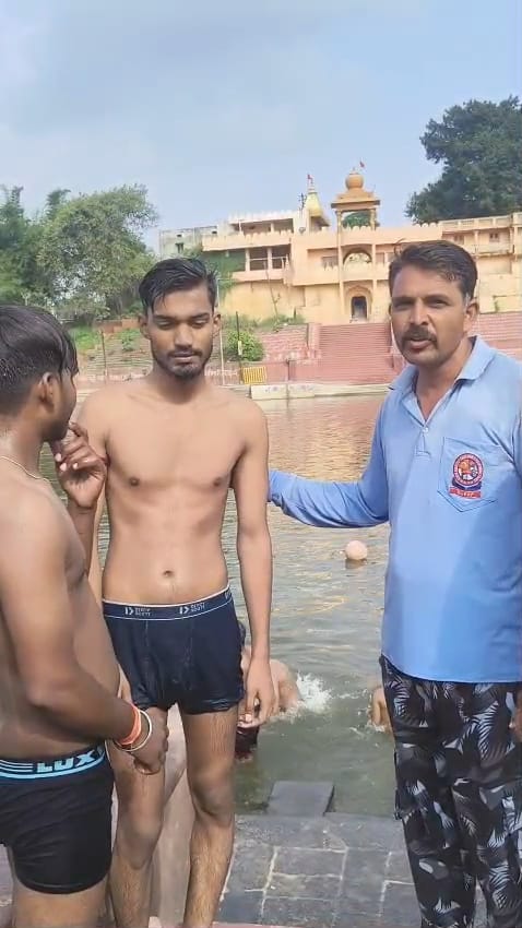 प्रयागराज में दो तीर्थयात्रियों को बचाया गया प्रयागराज में दो तीर्थयात्रियों का बचाव
