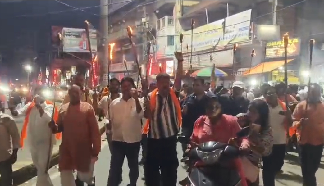 जेपीएससी में कथित धांधली के विरोध में भाजपा युवा मोर्चा का मशाल जुलूस जेपीएससी विरोध भाजपा मशाल जुलूस