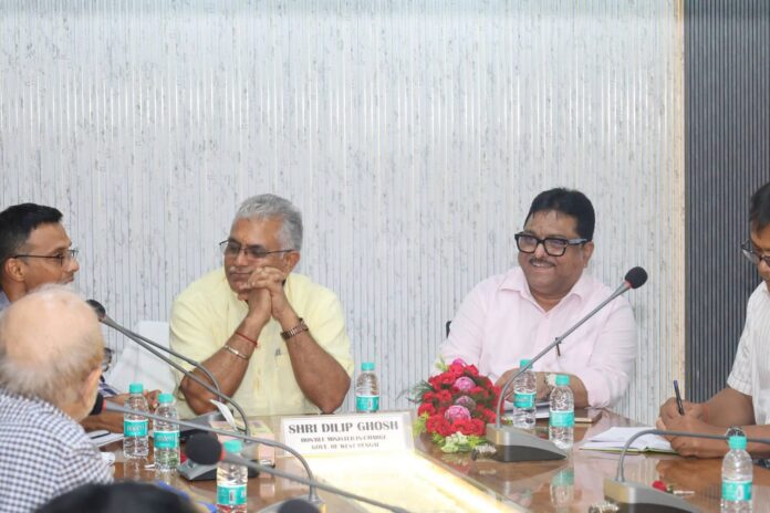 दिलीप घोष उद्योग प्रतिनिधियों के साथ दिलीप घोष उद्योग प्रतिनिधियों के साथ