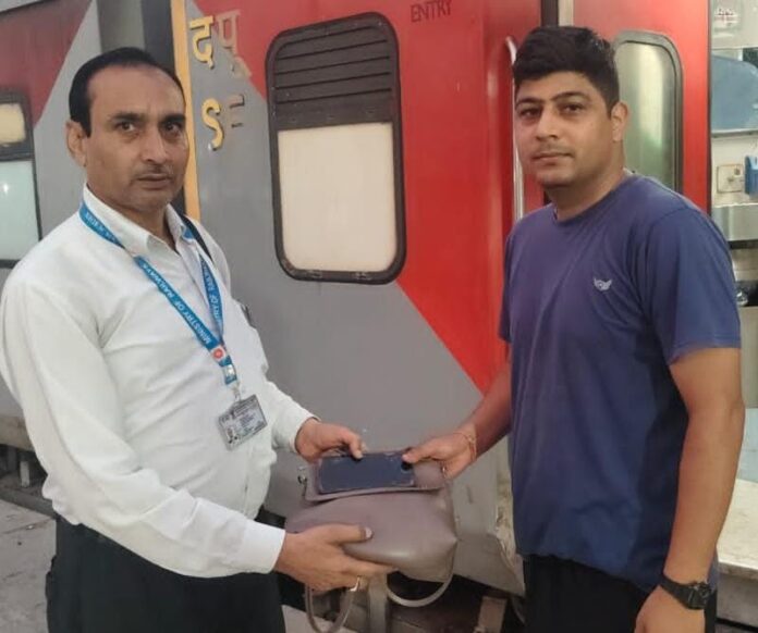 रेल यात्री का पर्स वापस