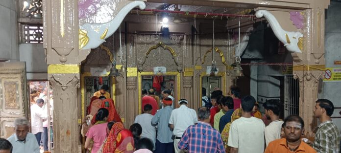 मृत्युंजय मंदिर में श्रद्धालुओं की भीड़ मृत्युंजय मंदिर में श्रद्धालुओं की भीड़