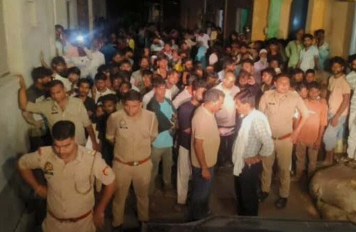 हादसे के बाद पुलिस एवं लोगों की भीड़ हादसे के बाद पुलिस एवं लोगों की भीड़