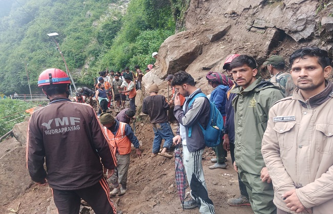 केदारनाथ यात्रा मार्ग पर पैदल आवाजाही का अनोखा अनुभव केदारनाथ यात्रा मार्ग पर पैदल जाने की तस्वीर