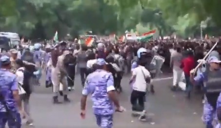 संसद मार्च के दौरान जंतर-मंतर पर प्रदर्शनकारियों को रोकने के लिए पुलिस ने हल्का बल प्रयोग किया दिल्ली पुलिस हल्का बल प्रयोग