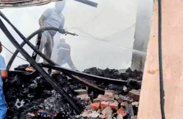 फैक्ट्री में लगी आग पर काबू पाते फायर ब्रिगेड कर्मचारी फैक्ट्री आग काबू पाने की तस्वीर