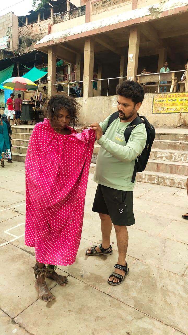 विक्षिप्त महिला को वस्त्र पहनाते सामाजिक कार्यकर्ता अमन की दयालुता सामाजिक कार्यकर्ता अमन की दयालुता का उदाहरण