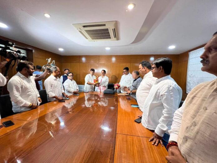 कांग्रेस नेता बैठक में मौजूद