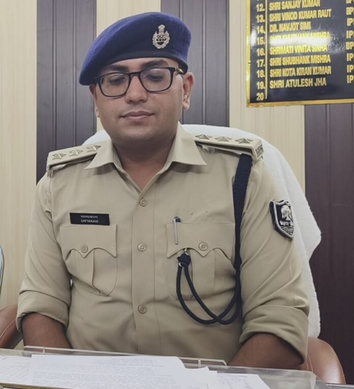एसडीपीओ सत्यकाम प्रेस वार्ता करते हिंदी में एसडीपीओ सत्यकाम प्रेस वार्ता करते हिंदी में