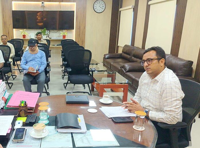 बैठक में शामिल पदाधिकारी विशेषताएं
