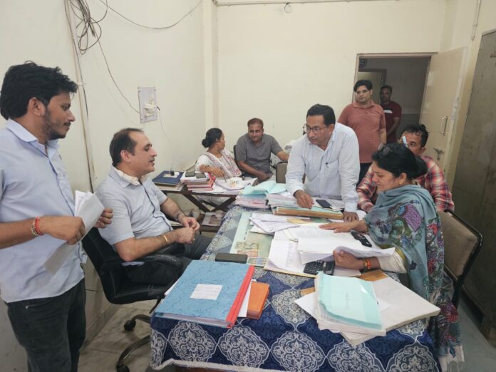 सीएम फ्लाइंग टीम की जांच करते हुए