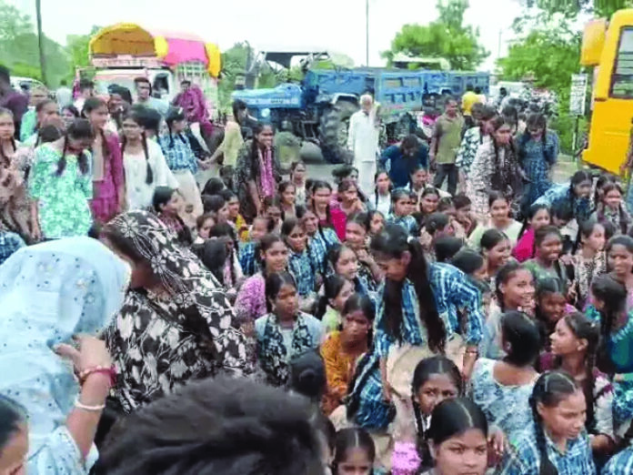 प्राचार्य तबादला छात्रों की प्रदर्शन मंदसौर