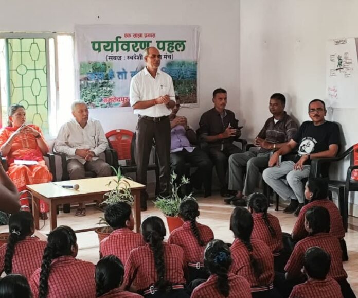 शिक्षा संगोष्ठी में वृक्षारोपण