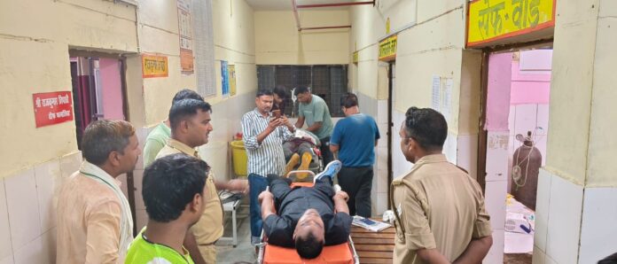दोनों घायलों को पुलिस लेकर पहुंची अस्पताल की फोटो