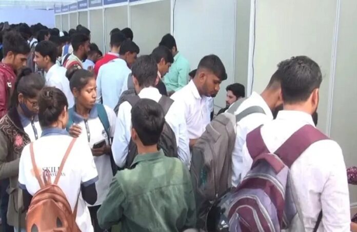 रोजगार मेला का आयोजन किया गया है