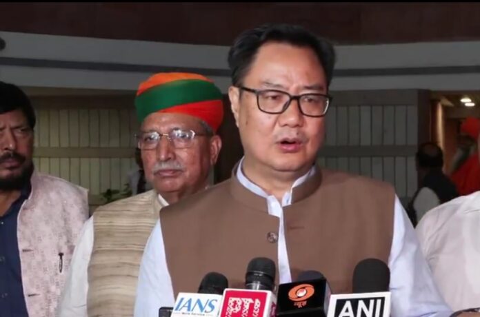किरेन रीजीजू निर्णय लेते हुए
