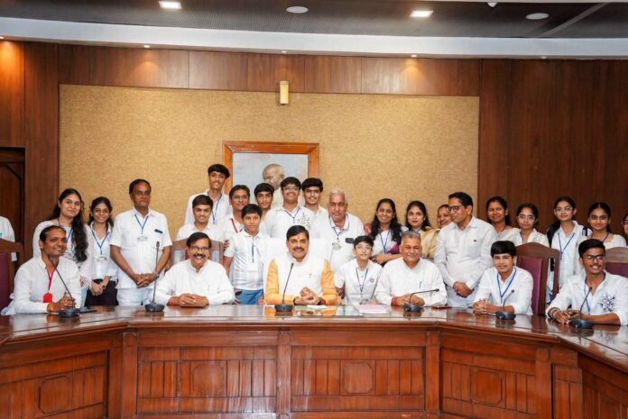 मुख्यमंत्री बच्चों के साथ खेलते हुए मुख्यमंत्री बच्चों के साथ खेलते हुए