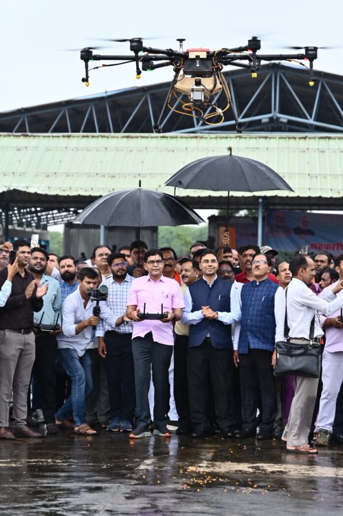 राजस्व मंत्री टंक राम वर्मा ड्रोन स्प्रेयर उड़ाते हुए