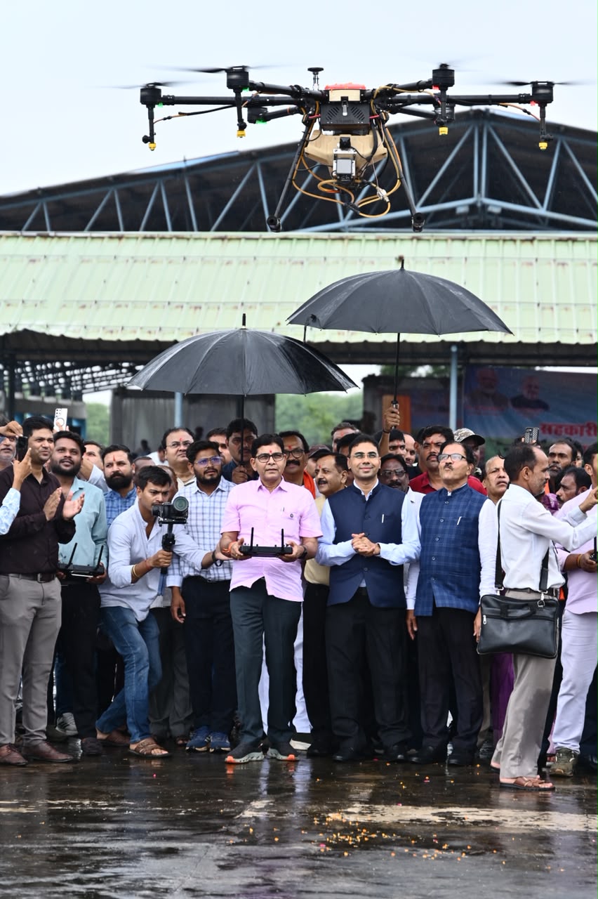 राजस्व मंत्री टंक राम वर्मा का ड्रोन स्प्रेयर उड़ाने का वीडियो राजस्व मंत्री टंक राम वर्मा ड्रोन स्प्रेयर उड़ाते हुए