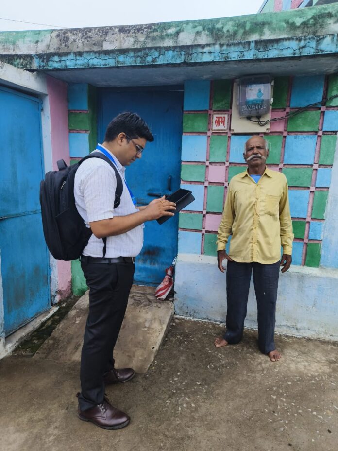 सर्वेक्षक सर्वेक्षण करते हुए सर्वेक्षक सर्वेक्षण करते हुए
