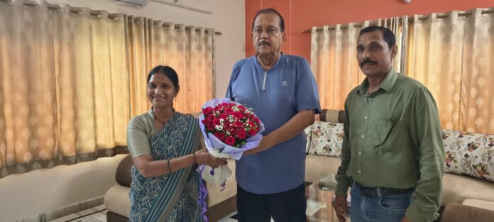 मंत्री से मुलाकात करती पार्षद