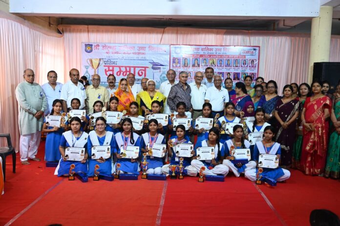 सम्मानित छात्राओं के साथ शिक्षक सहित अन्य प्रतिभाशाली विद्यार्थियों का सम्मान