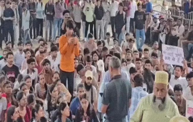 इंदौरः टंट्या भील चौराहे में विद्यार्थियों का प्रदर्शन इंदौर में विद्यार्थियों का प्रदर्शन