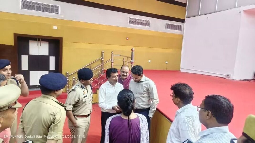 पूर्वांचल विश्वविद्यालय में राज्य पाल के आगमन की तैयारी को लेकर जिलाधिकारी सैमुअल पाल एन विश्वविद्यालय के कर्मचारियों से जानकारी लेते हुए पूर्वांचल विश्वविद्यालय में राज्य पाल का आगमन